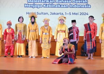 Dua orang siswa utusan dari Kabupaten Humbahas ikut tampil berpidato dan bercerita pendek menggunakan bahasa Batak Toba dalam acara FTBIN (Festival Tunas Bahasa Ibu Nasional) 2024, di Hotel Sultan Jakarta, Sabtu (4/5/2024).