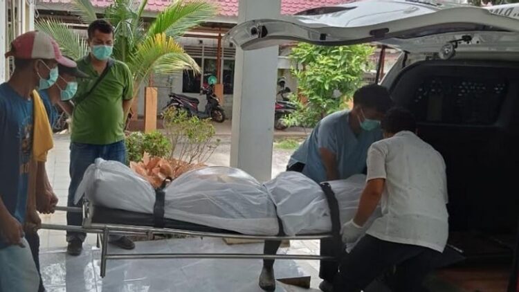 Jenazah korban RNH warga asal Afrika Selatan yang ditemukan tewas di salah satu kamar hotel di Kelurahan Tuktuk Siadong, Kecamatan Simanindo, Kabupaten Samosir, Sumatra Utara, Senin (13/5/2024). (Foto: Ist)