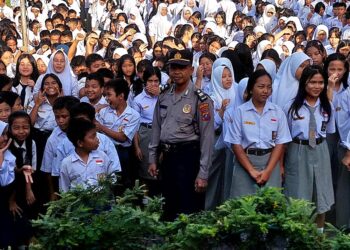 Sat Binmas Polres Pematangsiantar yang dipimpin KBO, IPTU Marwan, melaksanakan sambang dan silaturahmi di SMP, SMA, dan SMK Swasta Teladan, Jl. Singosari, Kecamatan Siantar Barat, kota Pematangsiantar, Senin  (27/5/2024) pagi, sekitar pukul 07.30 WIB.