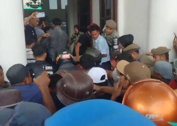Foto: Massa aksi memaksa masuk ke dalam Kantor Bupati Asahan. Mereka protes jalan rusak yang tak kunjung diperbaiki. (Perdana Ramadhan/detikSumut)