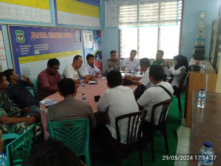 Forkopimcam Siantar  Martoba bersama tiga pilar, gelar rapat penanganan kamtibmas di Kota Pematangaiantar,  Rabu (29/5/2024), di ruang rapat Kantor Camat Siantar Martoba.