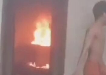Foto: Tangkapan layar video seorang pria membakar rumahnya sendiri karena diduga kecanduan narkoba. (dok.Istimewa)