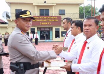 Kapolres Tanjungbalai, AKBP Yon Edi Winara SH, SIK, MH, memberikan penghargaan kepada personil atas prestasinya mengungkap sindikat pencurian kendaraan bermotor.