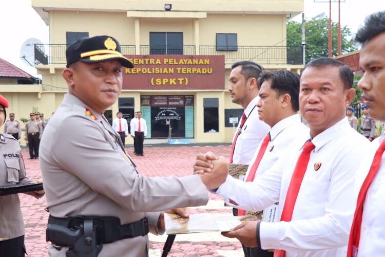 Kapolres Tanjungbalai, AKBP Yon Edi Winara SH, SIK, MH, memberikan penghargaan kepada personil atas prestasinya mengungkap sindikat pencurian kendaraan bermotor.