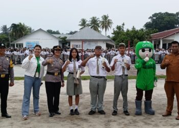 Foto bersama disela kegiatan.