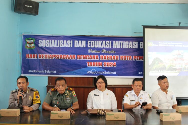 Bhabinkamtibmas Kelurahan Sipinggol – pinggol, BRIPKA Agus R, hadiri undangan sosialisasi dan edukasi mitigasi bencana, pada Rabu (8/5/2024) siang. pukul 14.00 WIB, di Aula Kantor Camat Siantar Barat, Jl. Bangau No. 3, Kelurahan Sipinggol – pinggol, Kecamatan Siantar Barat, Kota Pematangsiantar.