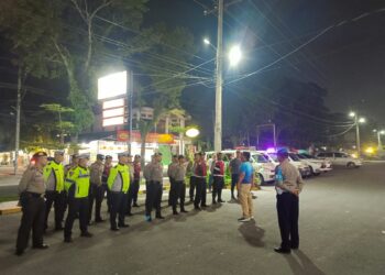 Kasat Intel Polres Simalungun, IPTU Teguh Raya Sianturi, SH, memimpin pelaksanaan kegiatan Kepolisian Yang Ditingkatkan (KRYD) dengan Blue Light Patrol.
