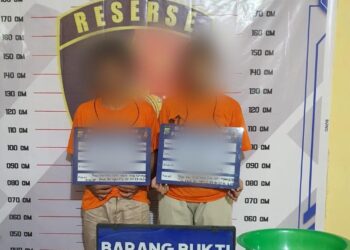 Foto kedua pelaku dan barang bukti yang diamankan Polisi.