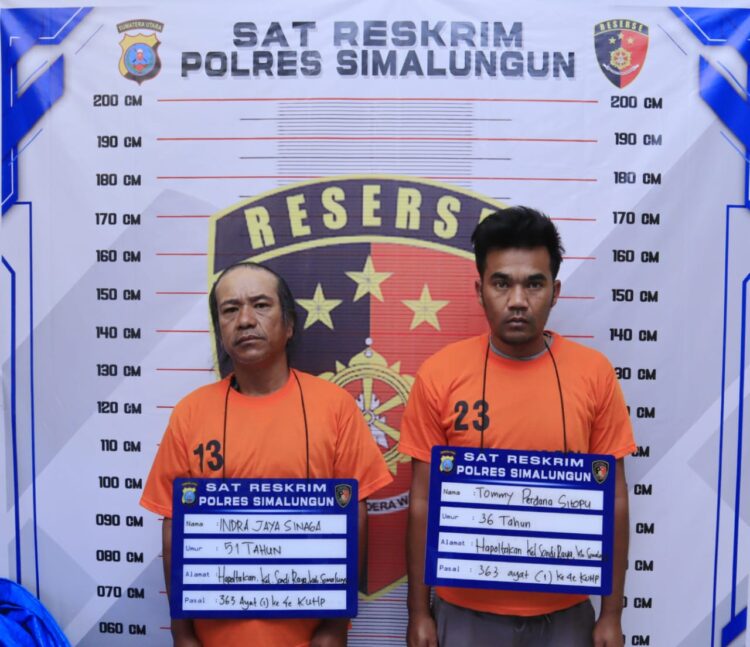 Foto kedua pelaku pencurian yang diamankan Jatanras Polres Simalungun.