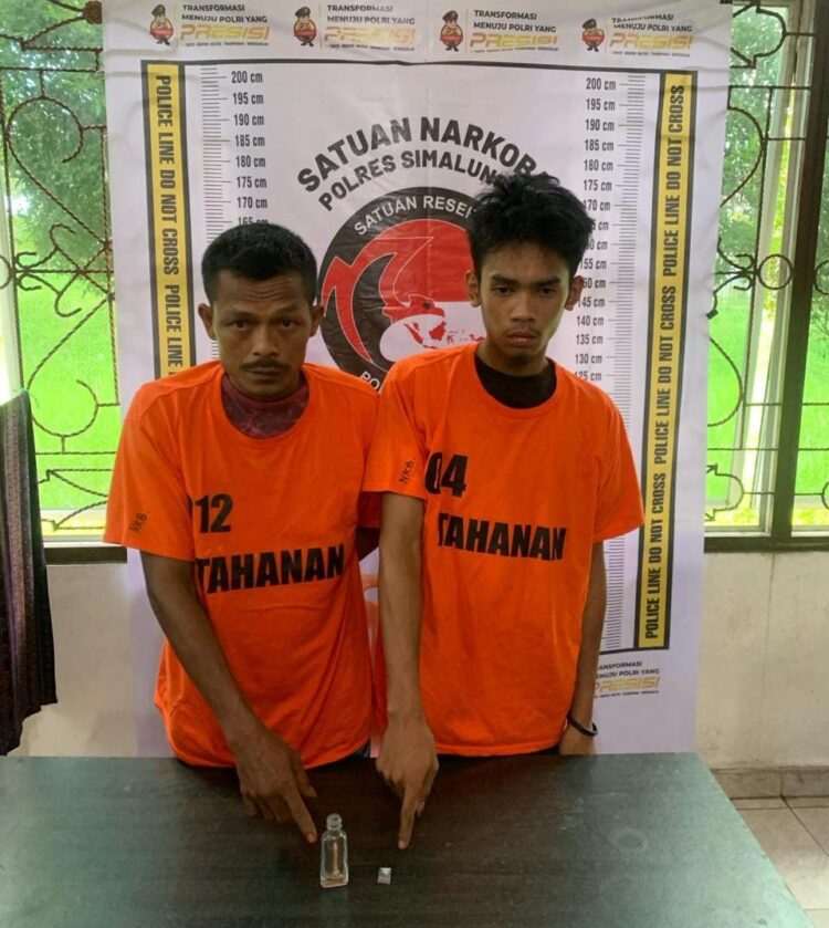 Foto kedua tersangka dan barang bukti sabu yang diamankan Polisi.