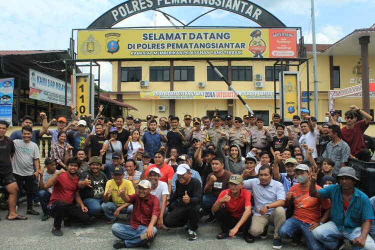 Puluhan masyarakat mendatangi Mako Polres Pematangsiantar untuk menyampaikan apresiasi dan dukungan atas  keberhasilan mengungkap kasus tindak pidana cabul dan tawuran, pada Senin (27/5/2024) siang, sekitar pukul 14.20 WIB.