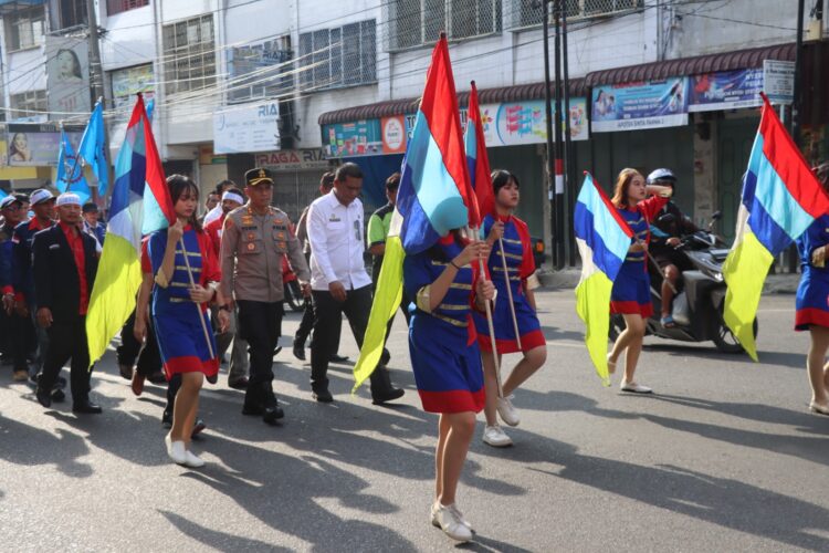 Kapolres Pematangsiantar, AKBP Yogen Heroes Baruno SH, SIK, bersama Ketua Bhayangkari Cabang Pematangsiantar, Ny. Sandra Yogen, hadiri pelepasan pawai Hari Buruh Sedunia di Kota Pematangsiantar yang bertempat di Lapangan Haji Adam Malik, Rabu (1/5/2024) pagi, pukul  07.00 WIB.