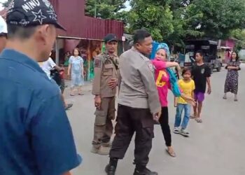 Foto: Emak-emak di Makassar ngamuk hingga menganiaya polisi. (dok. istimewa)