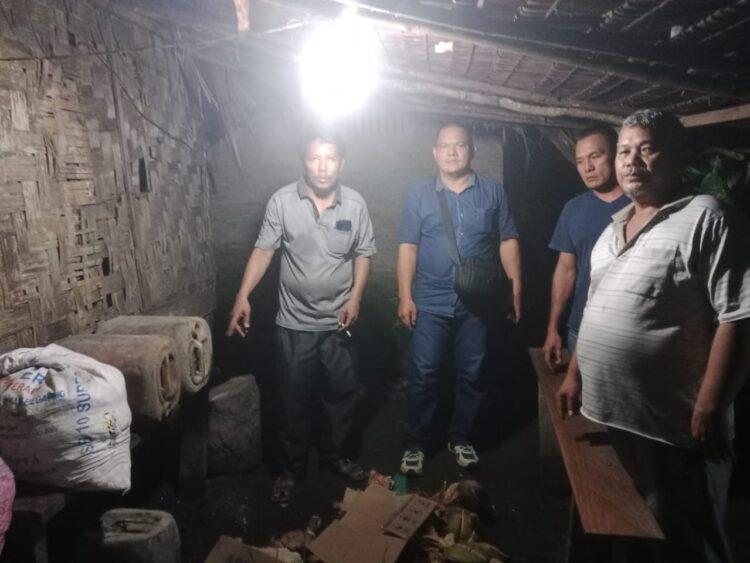 Polsek Silau Kahean gerebek warung milik Jeri Saragih, yang diduga lokasi judi tembak ikan, di Bandar Nagori, Kecamatan Silou Kahean, Kabupaten Simalungun, pada Jumat (24/5/2024).