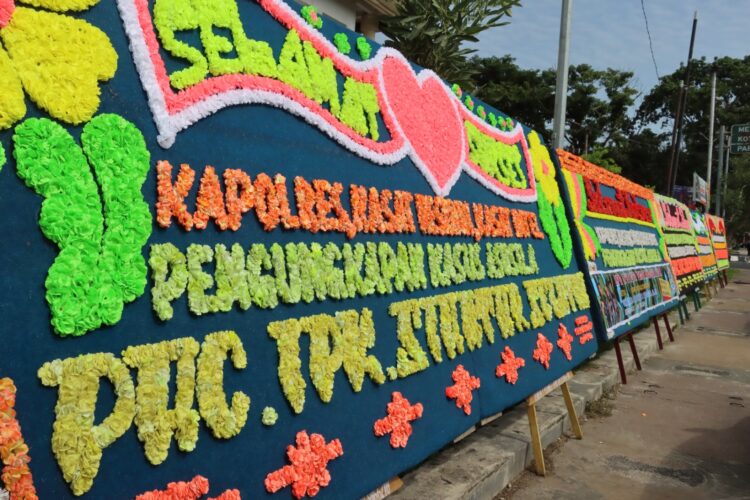 Sejumlah papan bunga memenuhi sepanjang jalan depan Mapolres Pematangsiantar.