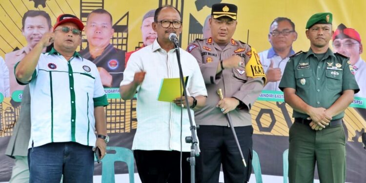 Wakil Bupati Simalungun, H Zonny Waldi bersama Kapolres, AKBP Choky Sentosa Meliala, menghadiri perayaan Hari Buruh Internasional Tahun 2024 tingkat Kabupaten Simalungun yang dilaksanakan Aliansi Serikat Pekerja/Serikat Buruh se-Kabupaten Simalungun.