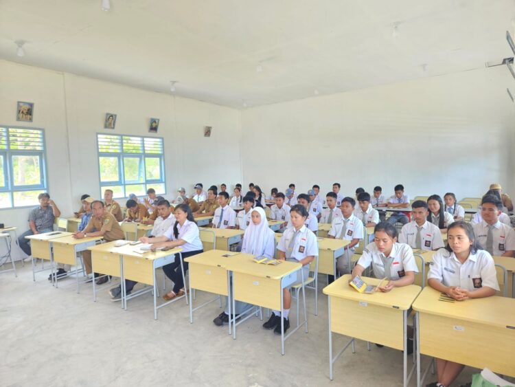 Pemkab Pakpak Bharat melalui Dinas Sosial, melaksanakan penyuluhan dan bimbingan jabatan bagi para pencari kerja, di beberapa Sekolah Menengah Atas (SMA) dan Sekolah Menengah Kejuruan (SMK) yang ada di Pakpak Bharat, Senin (06/05/2024).