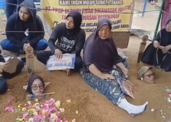 Foto: Warga Pulo Padang, Labuhanbatu, Sumatera Utara menggelar aksi kubur diri. (ranto_hitz/instagram)