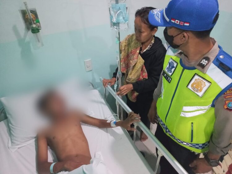 Petugas kepolisian saat mengecek kondisi salah satu korban di Rumah Sakit.