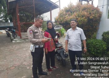 Sat Lantas Polres Pematangsiantar melalui personil Unit Regident melaksanakan pelayanan publik kepada masyarakat, di Samsat Sat Lantas Polres Pematangsiantar, Selasa (21/5/2024), pukul 09.00 WIB.