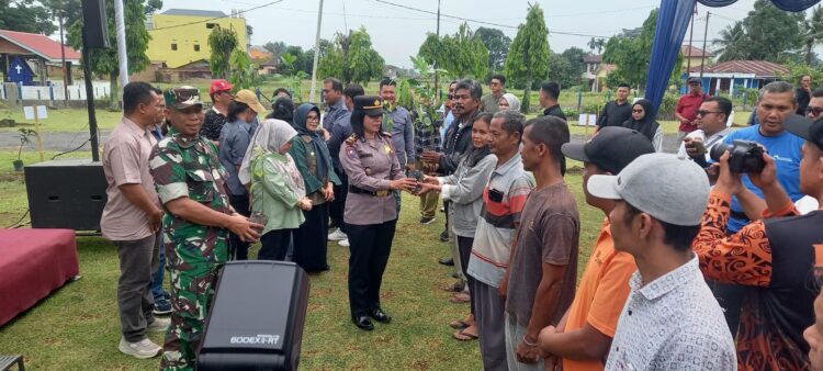 Kasat Binmas, AKP Jahrona Sinaga SH, hadiri penanaman pohon, di Waduk Simarimbun Perumda, jalan Parapat Km 5,5, Kelurahan Tong Marimbun, Kecamatan Siantar Simarimbun, Kota Pematangsiantar, pada Sabtu (18/5/2024) pagi tadi, pukul 09.00 WIB.