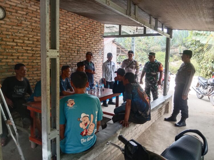 Patroli bersama dilakukan di berbagai warung, termasuk warung kopi milik Bapak Gino, di Lingkungan VII Gunung Sari, Kelurahan Ujung Padang, Kecamatan Ujung Padang, Kabupaten Simalungun.