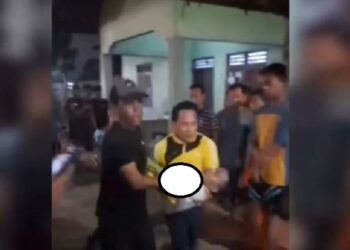 Warga saat mengevakuasi pemuda korban serangan geng motor di Deliserdang. (Foto: iNews/Amiruddin)
