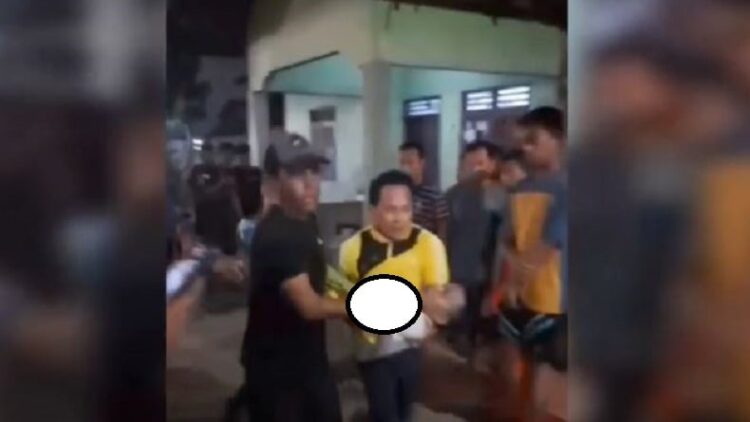 Warga saat mengevakuasi pemuda korban serangan geng motor di Deliserdang. (Foto: iNews/Amiruddin)