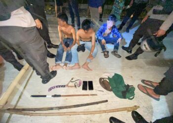 Tim gabungan mengamankan 5 orang pemuda masing - masing berinisial APN (17), NCS (16), ASS (16), AS (16) dan MRR (21) serta  turut diamankan barang bukti berupa 2 unit sepeda motor, 2 bilah sajam parang, 1 panah karet, 3 unit handphone (HP) serta beberapa batang bambu dan kayu.