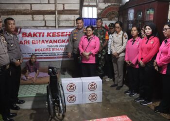 Polres Simalungun melaksanakan kegiatan bakti kesehatan dengan home visit (kunjungan rumah) kepada masyarakat penyandang disabilitas, pada Kamis (20/6/2024).