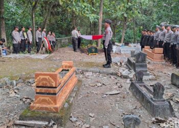 Pemakaman jenazah Briptu Rian (Foto: Enggran Eko Budianto/detikJatim)