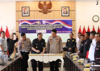 Wakil Bupati Pakpak Bharat, Dr. H. Mutsyuhito Solin, M.Pd, bersama Kapolres Pakpak Bharat, AKBP Bambang C Utomo, SH, SIK, M.Si, menandatangani Surat Keputusan Forum Lalu Lintas Angkutan Jalan (FLLAJ), di Ruang Rapat Garuda, Kompleks Kantor Bupati Pakpak Bharat,  Kamis (30/05/2024).