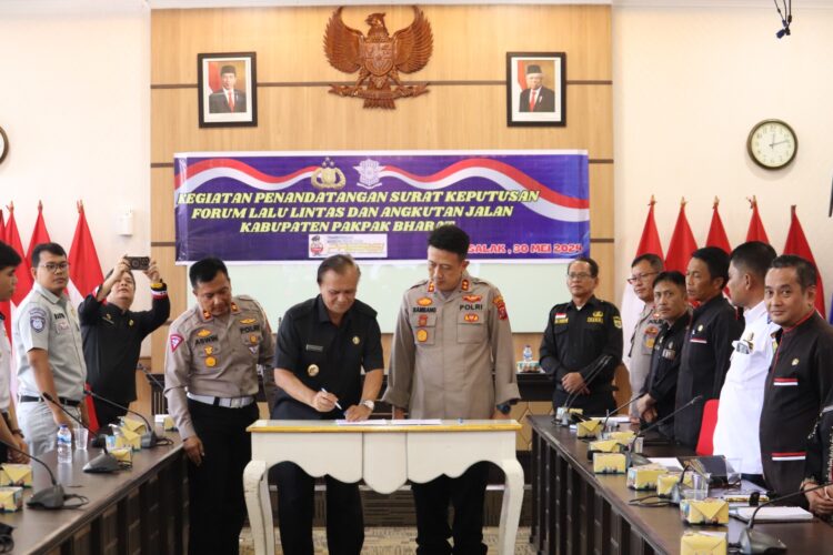 Wakil Bupati Pakpak Bharat, Dr. H. Mutsyuhito Solin, M.Pd, bersama Kapolres Pakpak Bharat, AKBP Bambang C Utomo, SH, SIK, M.Si, menandatangani Surat Keputusan Forum Lalu Lintas Angkutan Jalan (FLLAJ), di Ruang Rapat Garuda, Kompleks Kantor Bupati Pakpak Bharat,  Kamis (30/05/2024).