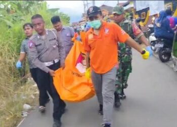 Petugas mengevakuasi jasad ibu muda yang tewas ditikam pria kekasih gelapnya di Kota Padangsidimpuan, Jumat (7/6/2024). (Foto: iNews/Indra M Siagian)
