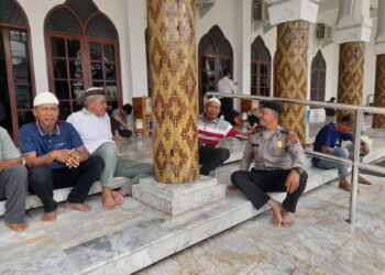 Kanit Binkamsa, IPDA Sunandar, melaksanakan kegiatan patroli rutin, sambang Kamtibmas kepada Tokoh Agama dan para Jem'ah di Mesjid Raya Kota Pematangsiantar, pada Senin (3/6/2024) siang, sekitar pukul 12.30 WIB.