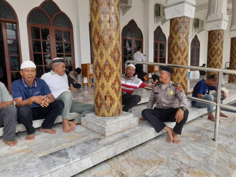 Kanit Binkamsa, IPDA Sunandar, melaksanakan kegiatan patroli rutin, sambang Kamtibmas kepada Tokoh Agama dan para Jem'ah di Mesjid Raya Kota Pematangsiantar, pada Senin (3/6/2024) siang, sekitar pukul 12.30 WIB.