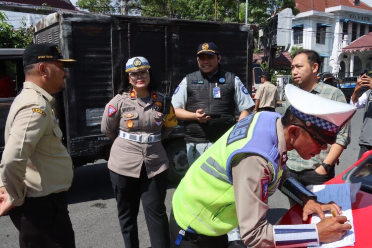 Polres Pematangsiantar melalui Satuan Lalu Lintas bersama dengan UPTD Samsat Pematangsiantar menggelar operasi gabungan yang dipimpin Kasat Lantas, AKP Gabriellah Angelia Gultom, SIK, MH.