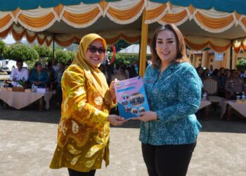 Ketua Tim Monitoring TP PKK Provinsi Sumatera Utara, Ny. Latifah Hanum, mengunjungi Kecamatan Tinada, Kabupaten Pakpak Bharat dan diterima langsung oleh Ketua TP PKK Pakpak Bharat, Ny. Juniatry Franc Bernhard Tumanggor.
