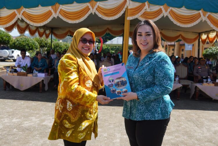 Ketua Tim Monitoring TP PKK Provinsi Sumatera Utara, Ny. Latifah Hanum, mengunjungi Kecamatan Tinada, Kabupaten Pakpak Bharat dan diterima langsung oleh Ketua TP PKK Pakpak Bharat, Ny. Juniatry Franc Bernhard Tumanggor.