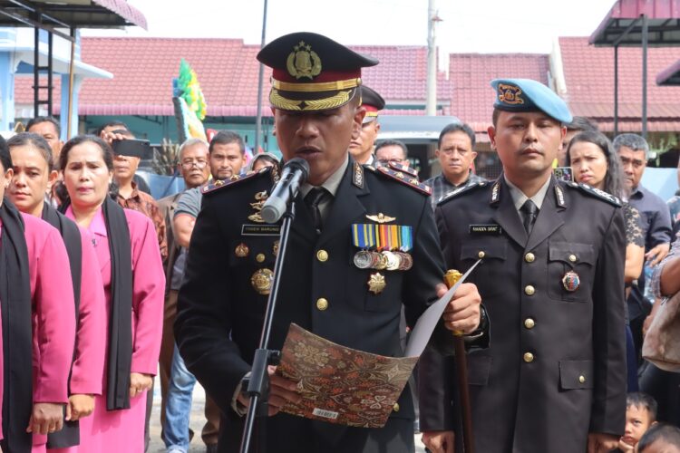 Kapolres Pematangsiantar, AKBP Yogen Heroes Baruno SH, SIK, pimpin persemayaman Almarhum (Alm) Aiptu Ranto Jones Simatupang.