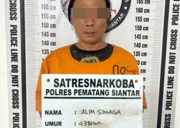 Foto tersangka yang diamankan Sat Resnarkoba Polres Pematangsiantar.