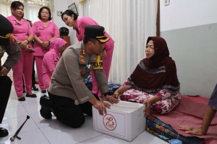Kapolres Pematangsiantar, AKBP Yogen Heroes Baruno SH, SIK, salurkan bantuan sosial secara door to door dan mengunjungi panti asuhan dalam rangka menyambut Hari Bhayangkara ke-78 Tahun 2024, Rabu (19/6/2024) pagi tadi, pukul 09.00 WIB.
