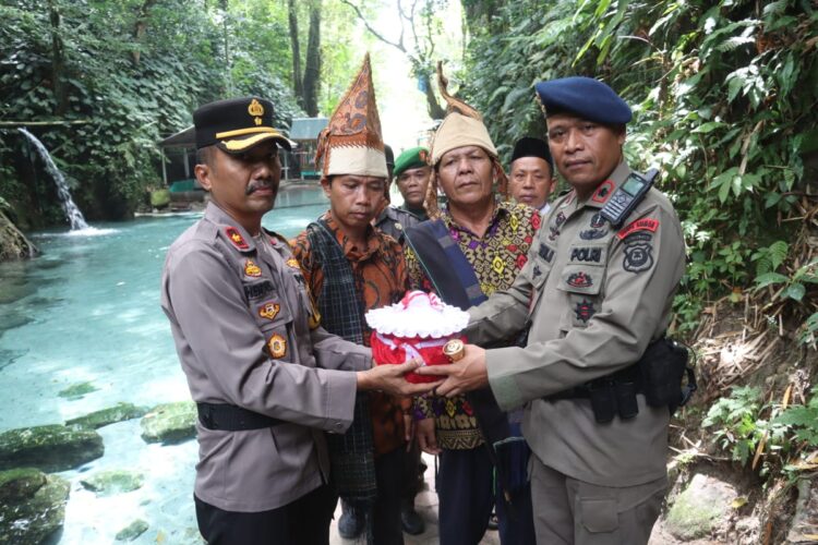 Polda Sumatera Utara menggelar acara tradisi pengambilan air suci yang dilaksanakan pada Jumat (7/6/2024), sekitar pukul 13.30 WIB, di Mata Air Bah Damanik, Kelurahan Sarimatondang, Kecamatan Sidamanik, Kabupaten Simalungun.
