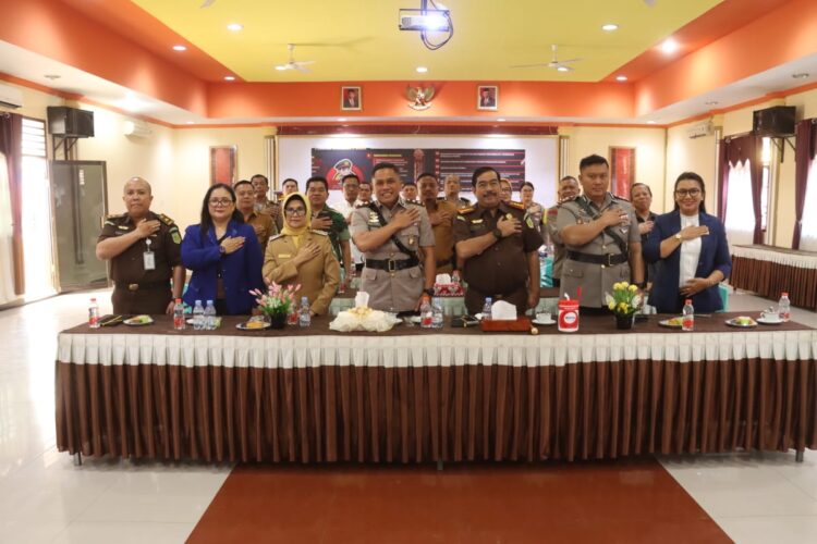 Kapolres Pematangsiantar, AKBP Yogen Heroes Baruno, SH, SIK, ikuti zoom meeting Grand Launching Aplikasi Pelayanan Perizinan Penyelenggaraan Event, di Aula Mako Polres Pematangsiantar, pada Senin (24/6/2024), pukul 09.00 WIB.