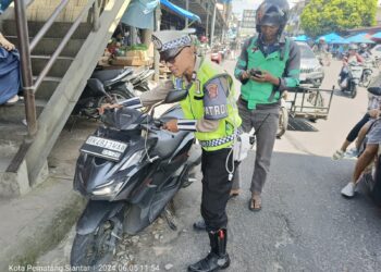 Sat Lantas Polres Pematangsiantar melaksanakan penertiban parkir sepeda motor di sebelah kanan badan jalan depan Pasar Horas, Jl. Merdeka Kota Pematangsiantar, pada Rabu (5/6/2024) siang, sekitar pukul 11.30 WIB.