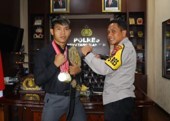 Kapolres Pematangsiantar, AKBP Yogen Heroes Baruno, SH, SIK, foto bersama Atlet One Pride MMA, Ronal Siahaan, pada Jumat (21/6/2024), pukul  14.00 WIB, di ruang kerjanya.