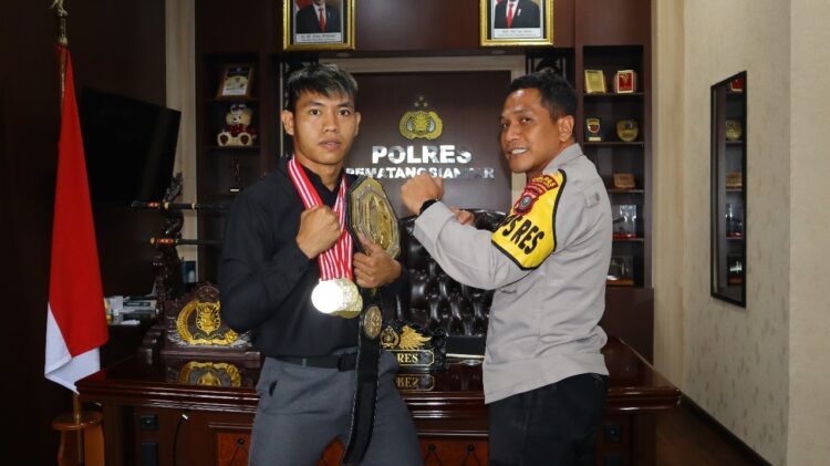 Kapolres Pematangsiantar, AKBP Yogen Heroes Baruno, SH, SIK, foto bersama Atlet One Pride MMA, Ronal Siahaan, pada Jumat (21/6/2024), pukul  14.00 WIB, di ruang kerjanya.