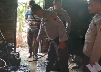 Polsek Perdagangan bantu evakuasi korban kebakaran di Nagori Sugaran Bayu.