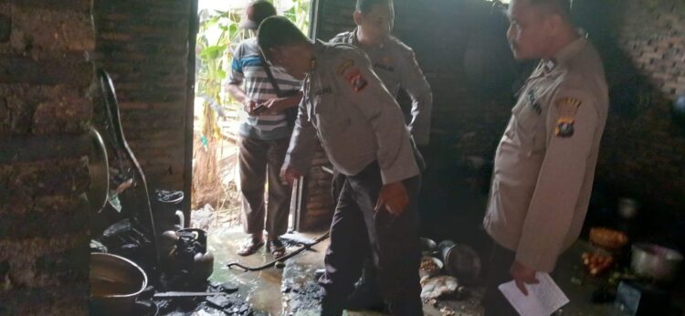 Polsek Perdagangan bantu evakuasi korban kebakaran di Nagori Sugaran Bayu.