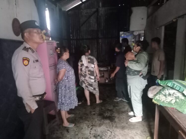 Polres Pematangsiantar turun melaksanakan cek Tempat Kejadian Perkara (TKP) terjadinya kebakaran rumah, di Jalan Flores II Skip, Kelurahan Bantan, Kecamatan Siantar Barat, Kota Pematangsiantar, pada Jumat (21/6/2024) sore, pukul 16.00 WIB.